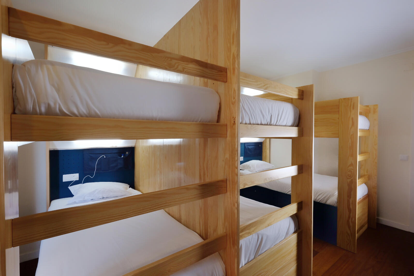 Habitación con varias camas para alojamiento de grupos en InnEsposende